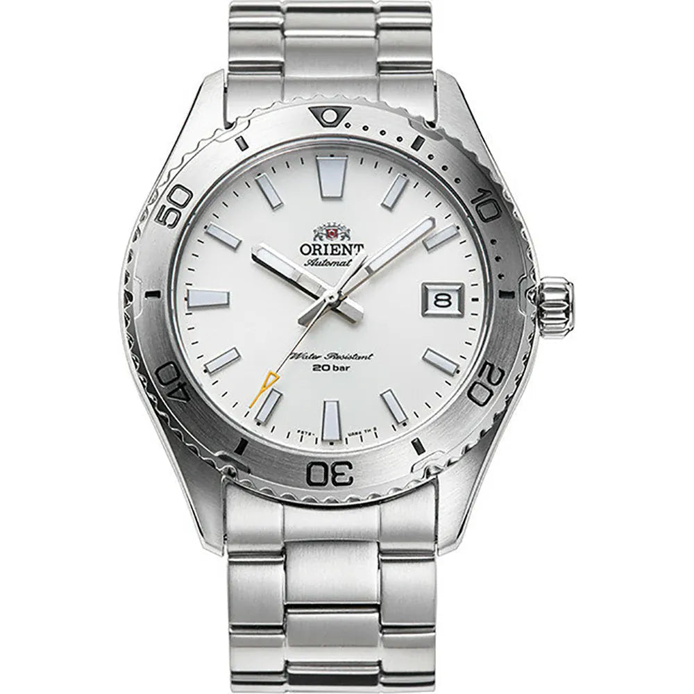 L'Orient Mako 40 Automatico RA-AC0Q03S30B di Orient è un orologio subacqueo da uomo con quadrante bianco, indici argentati, data a ore 3, lunetta numerata, cinturino a maglie metalliche e resistenza all'acqua di 20 bar, ideale come orologio subacqueo da uomo.
