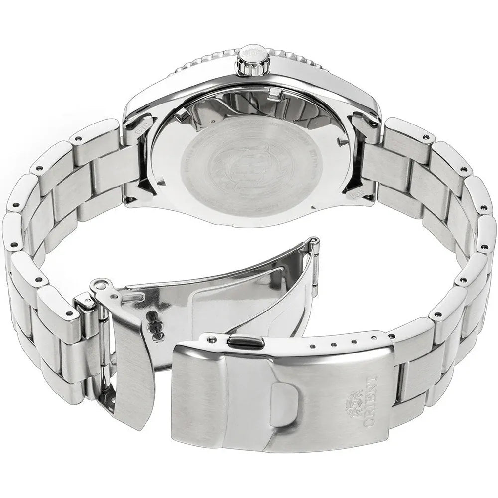 L'Orient Mako 40 Automatico RA-AC0Q09R30B orologio uomo di Orient è mostrato dal retro con il cinturino in acciaio inossidabile, la chiusura aperta e il logo, la corona e le maglie incise a vista.