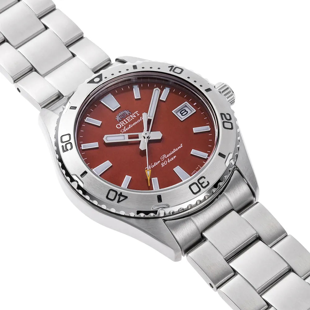 L'Orient Mako 40 Automatico RA-AC0Q09R30B è un orologio subacqueo da uomo in acciaio inossidabile con quadrante rosso, indici argentati, data a ore 3, lunetta unidirezionale e dicitura "Water Resistant 20 bar" a ore 6. Marchio: Orient.