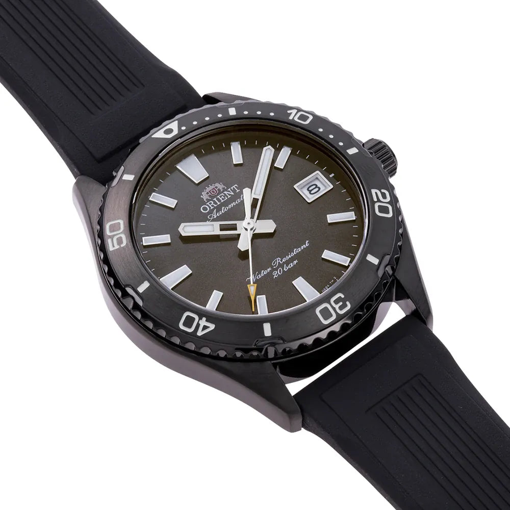L'Orient Mako 40 Automatico RA-AC0Q10N30B di Orient è un orologio subacqueo compatto di colore nero con cinturino in caucciù nero, indici bianchi, data a ore 3 e lunetta girevole, visualizzata ad angolo su sfondo bianco.