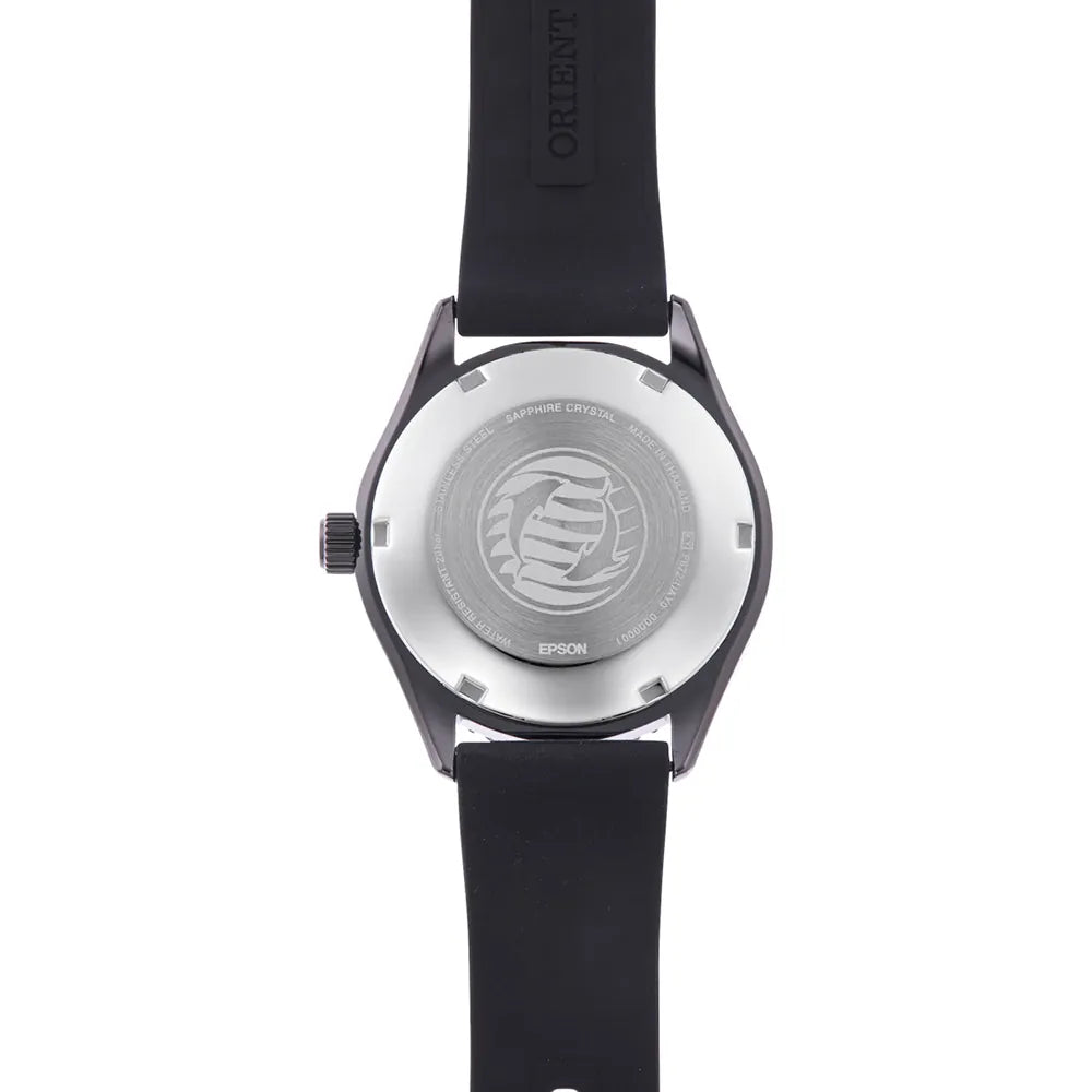 L'immagine mostra il retro dell'Orient Mako 40 Automatico RA-AC0Q10N30B Diver Compatto di Orient con cinturino nero. Il fondello in acciaio inossidabile presenta incisioni come Sapphire Crystal, Epson e il logo Orient al centro.