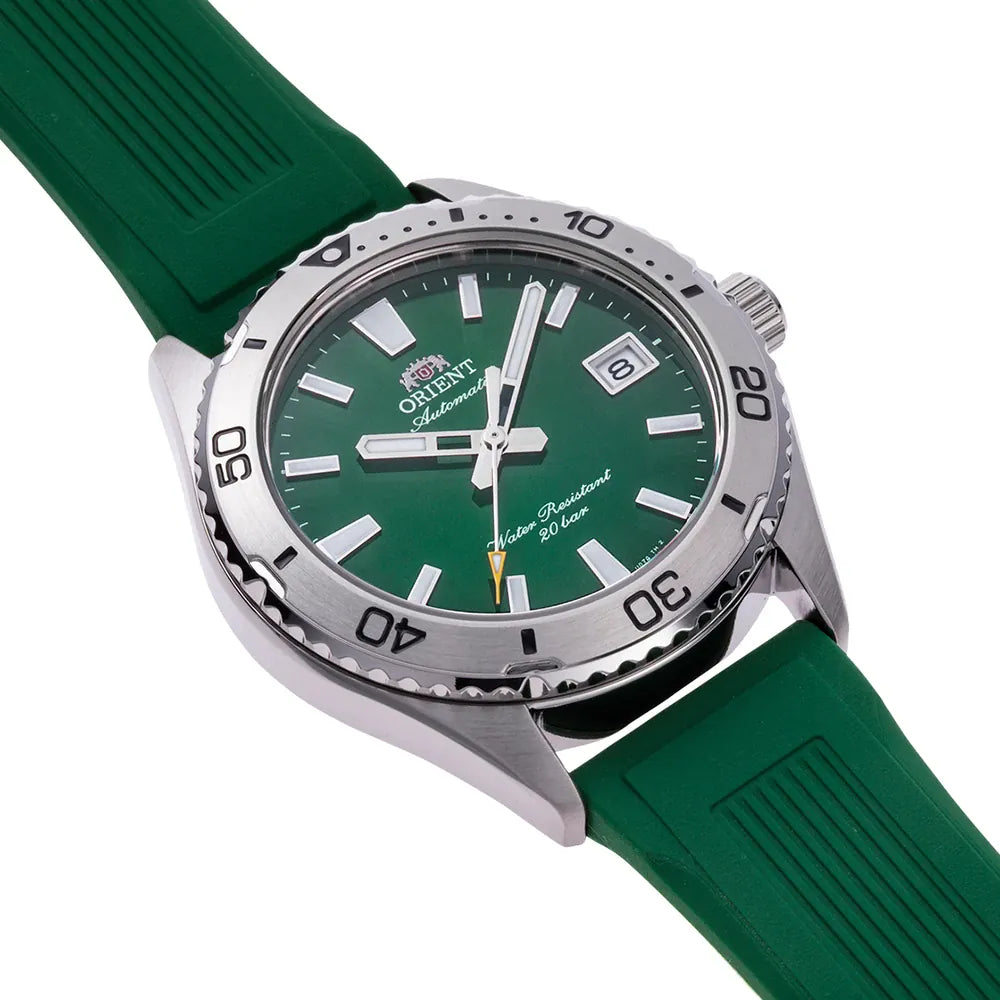 L'Orient Mako 40 Automatico RA-AC0Q11E30B orologio uomo di Orient ha la cassa argentata, il quadrante verde, gli indici bianchi, la data a ore 3, il cinturino in caucciù verde, la lunetta per immersione e le indicazioni "Automatic" e "Water Resist 20 bar".
