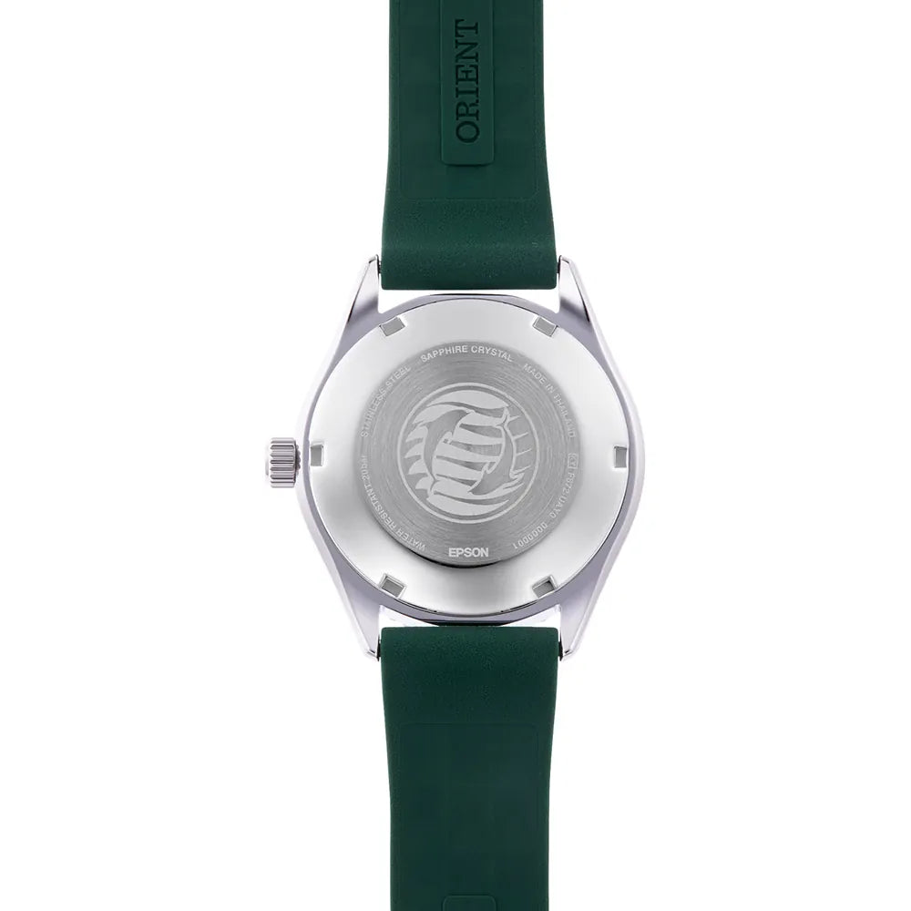 L'Orient Mako 40 Automatico RA-AC0Q11E30B Orologio uomo presenta un cinturino verde, una cassa argentata e un fondello inciso in acciaio inossidabile. La parola ORIENT è ben visibile sul cinturino.