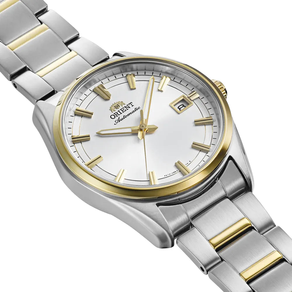 L'Orient Stretto Automatico RA-AC0R01S30B di Orient è un orologio da uomo in acciaio bicolore con quadrante bianco, indici e lancette dorati, cinturino metallico e data a ore 3. La classica precisione giapponese in ogni dettaglio.