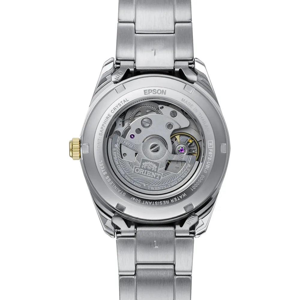 Primo piano dell'Orient Stretto Automatico RA-AC0R01S30B, orologio da uomo in acciaio inossidabile bicolore di Orient, che mette in evidenza il fondello trasparente con ingranaggi a vista e movimento automatico, la corona dorata e il bracciale in metallo per un look raffinato.