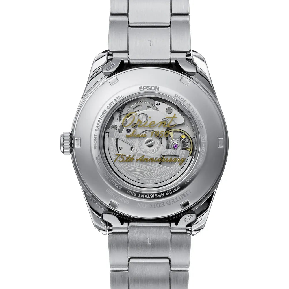 Vista posteriore dell'Orient Sun and Moon Limited Edition 75th Anniversary Automatico RA-AK0311N30B, che mostra il suo movimento attraverso il fondello trasparente con l'incisione Orient 75th Anniversary in oro.