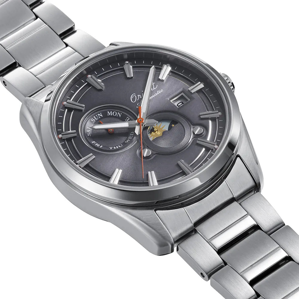 L'Orient Sun and Moon Limited Edition 75th Anniversary Automatico RA-AK0311N30B è un orologio multifunzione da uomo con bracciale in acciaio inossidabile color argento, quadrante grigio scuro, ora, contatori giorno/data, indicatore delle fasi lunari e design moderno di Orient.