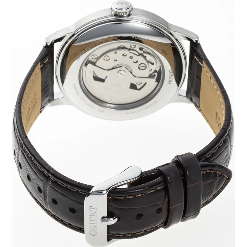 Primo piano dell'Orient Bambino Automatico RA-AK0702Y30B di Orient, con cinturino in pelle nera e fondello trasparente che rivela il movimento automatico. Sulla fibbia è inciso "Orient.