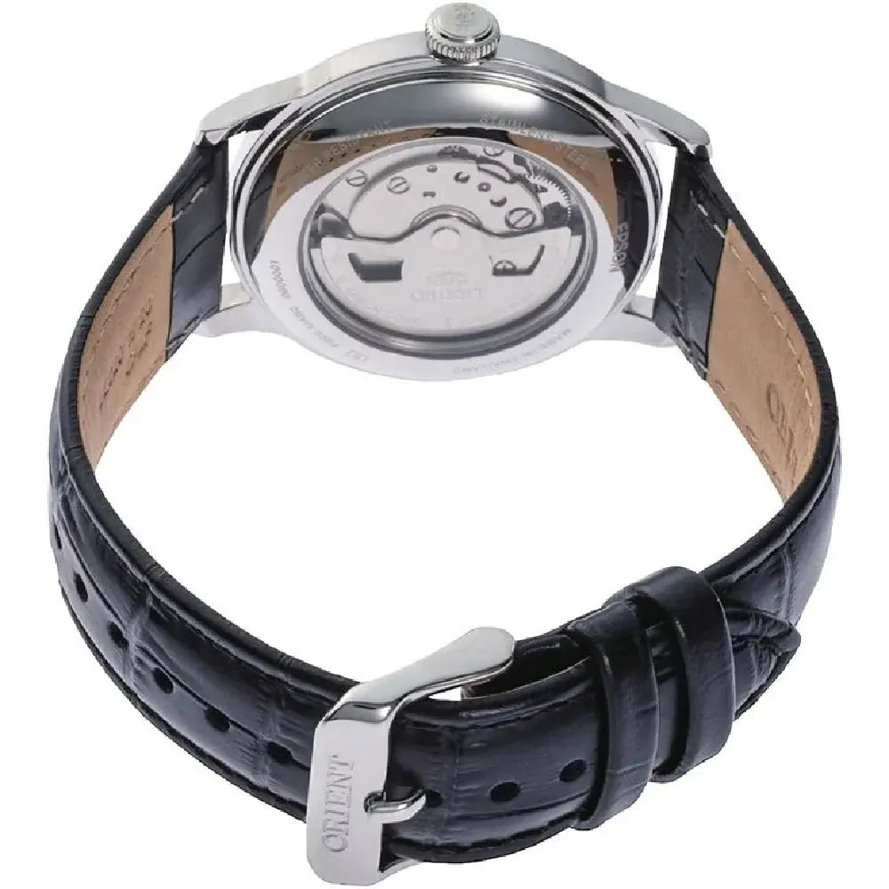 L'Orient Bambino Automatico RA-AP0104S30B di Orient è un elegante orologio da uomo in pelle nera, mostrato a faccia in giù per evidenziare il fondello trasparente e il movimento automatico a vista.