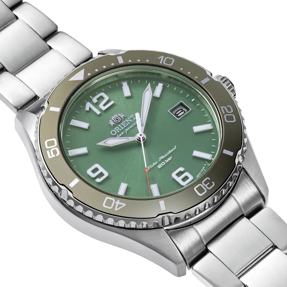 L'Orient Mako 40 Solar Powered RA-WJ0001E10B di Orient è caratterizzato da cassa in acciaio, quadrante verde, indici bianchi in grassetto, datario a ore 3 e lunetta unidirezionale argentata, presentata in obliquo sul bracciale in metallo.