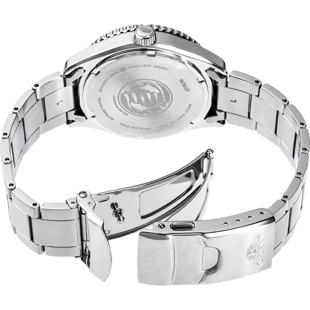 L'orologio da uomo Orient Mako 40 Solar Powered RA-WJ0001E10B è mostrato dal retro con la chiusura aperta, che rivela il fondello inciso e il logo Orient sulla chiusura.