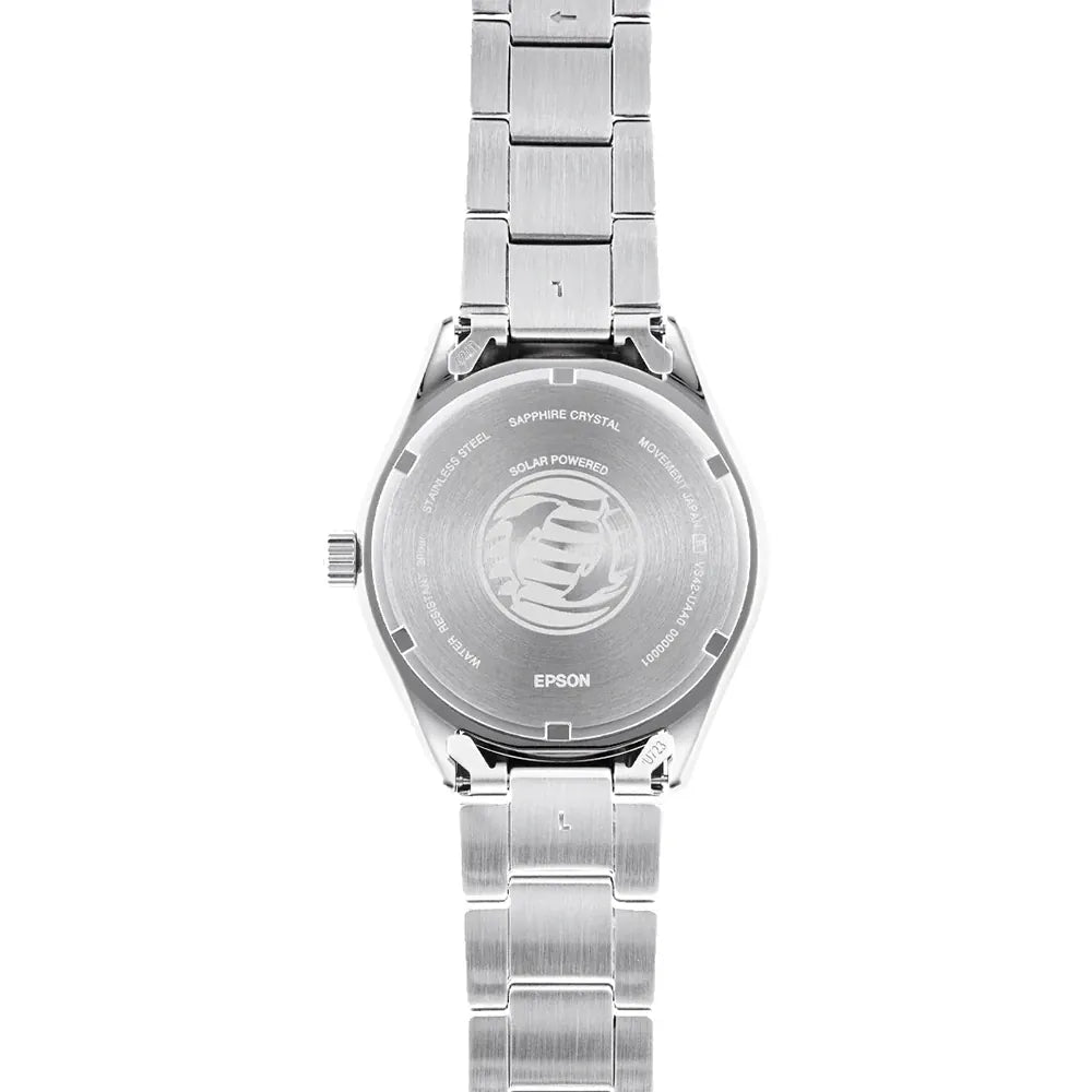 L'immagine mostra il fondello di un orologio da uomo Orient Mako 40 Solar Powered RA-WJ0001E10B in acciaio inossidabile color argento con cinturino in metallo. Il fondello mostra le incisioni: Sapphire Crystal, Solar Powered, Stainless Steel e Epson al centro.