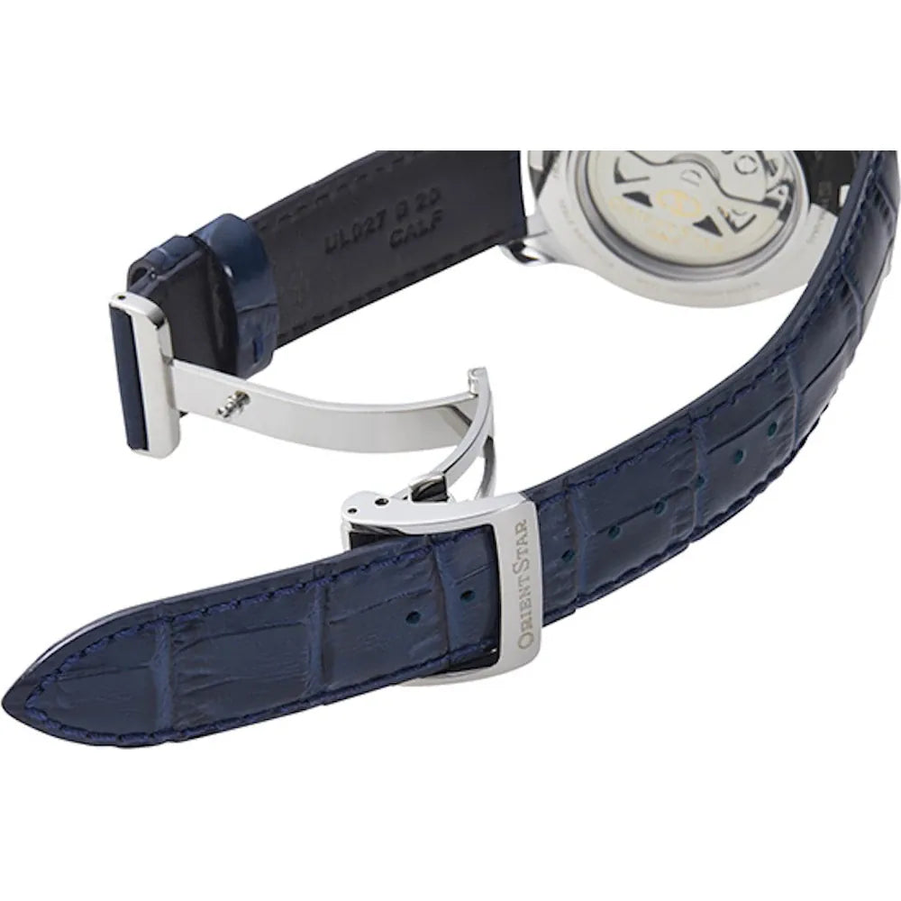 Primo piano dell'Orient Star Open Heart Automatico RE-AT0006L00B di Orient, caratterizzato da un cinturino in pelle blu con motivo coccodrillo e chiusura deployante in argento con l'incisione ORIENT STAR; il fondello aperto rivela il movimento giapponese e il caratteristico cuore aperto.