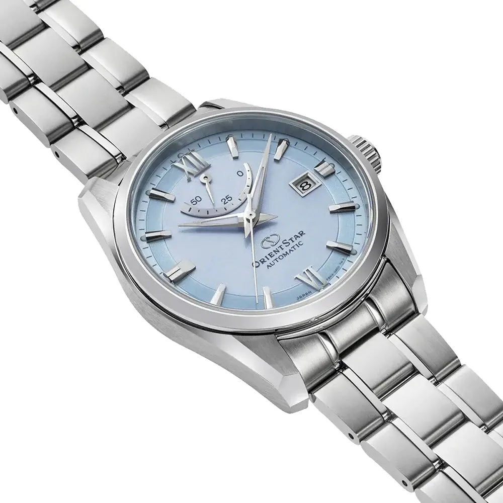 L'Orient Star Classic RE-AU0109L00B è un elegante orologio automatico di Orient, con quadrante azzurro, indici e lancette argentate, datario alle 3 e bracciale in metallo spazzolato per uno stile senza tempo.