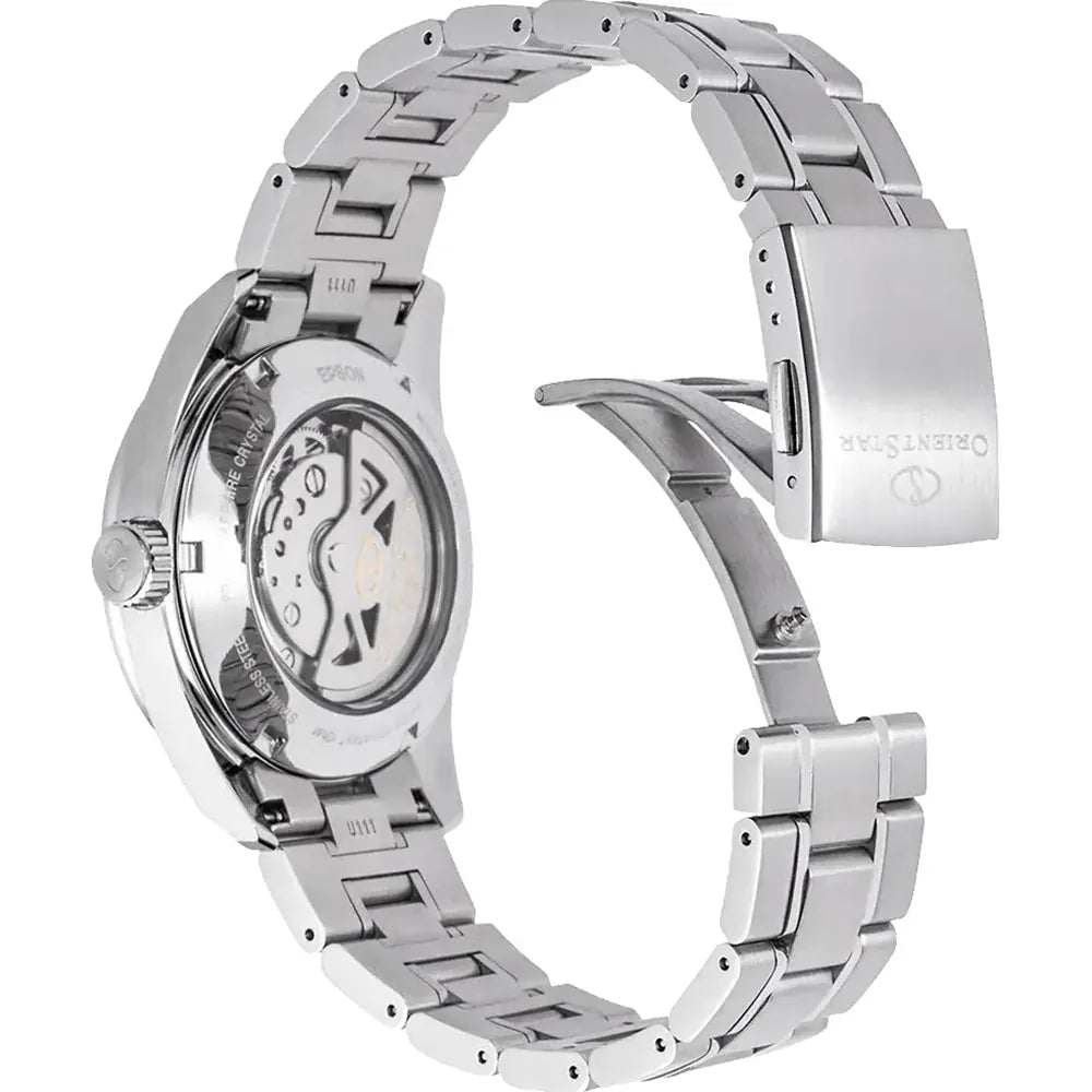 Un primo piano dell'Orient Star Classic RE-AU0109L00B di Orient, elegante orologio automatico per uomo e donna, rivela il suo movimento automatico attraverso il fondello trasparente e la fibbia metallica parzialmente chiusa.