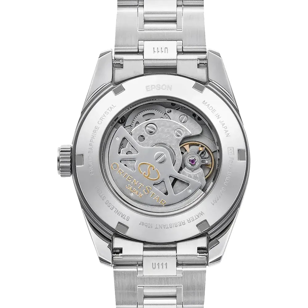 L'immagine mostra il fondello dell'Orient Star Classic RE-AU0109L00B, un elegante orologio automatico per uomo e donna di Orient, con cassa trasparente che rivela il movimento automatico e marcature come Epson e Made in Japan.