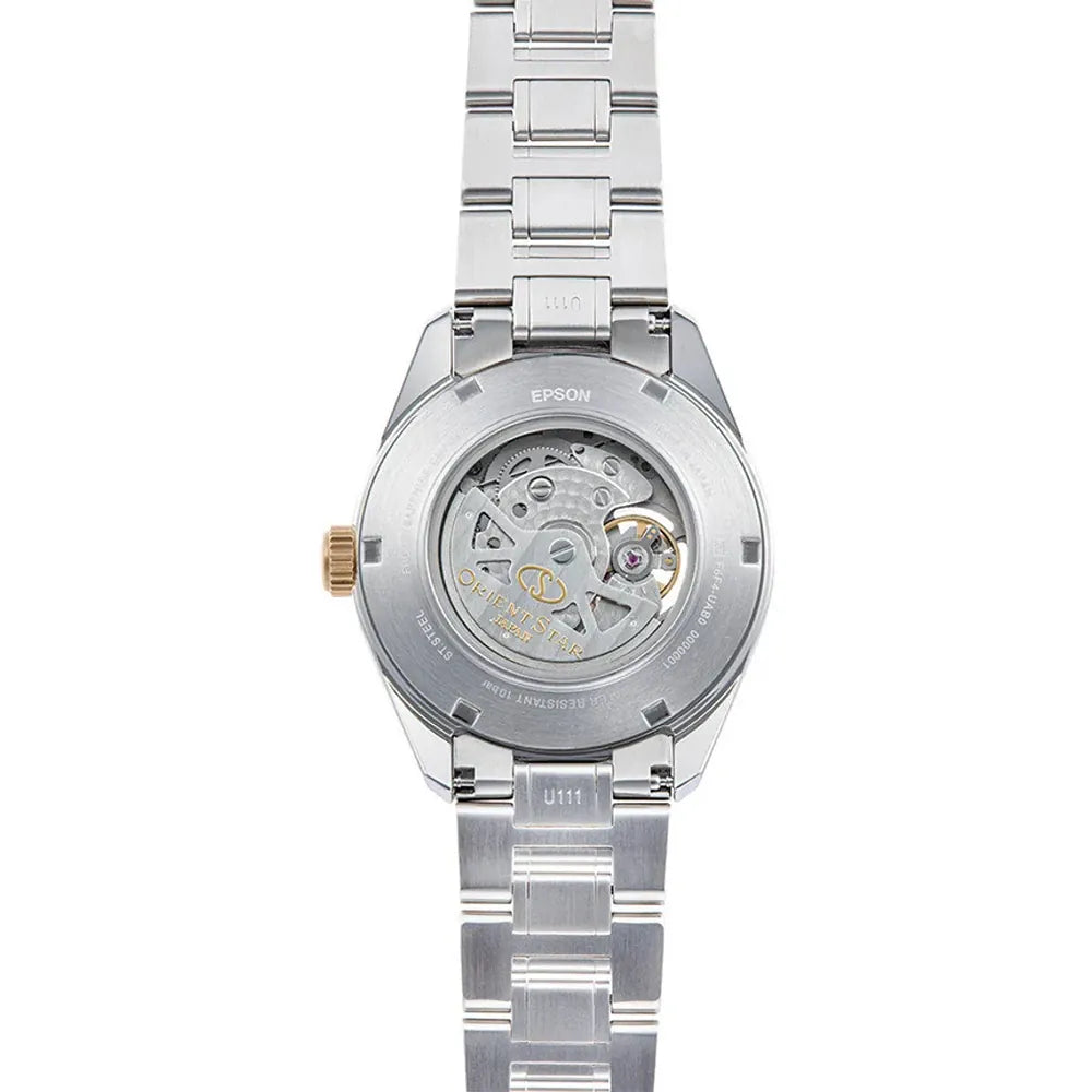 L'Orient Star Modern Skeleton Automatico RE-AV0124G00B orologio uomo di Orient presenta un cinturino in metallo argentato, un fondello trasparente che rivela il suo intricato movimento, una corona color oro e un'incisione Epson per un look distintivo.