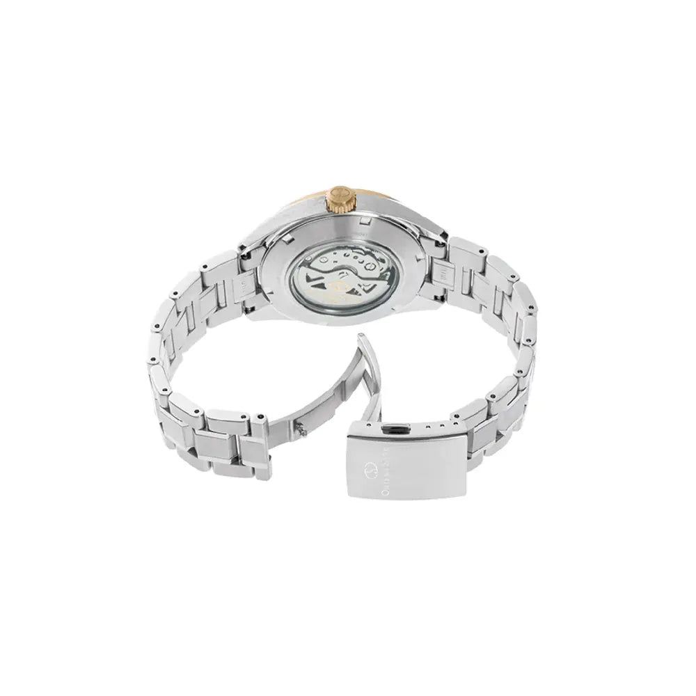 L'Orient Star Modern Skeleton Automatico RE-AV0124G00B di Orient è un orologio da polso da uomo con cinturino in acciaio inossidabile, corona dorata e fondello trasparente che mostra il meccanismo interno a vista.