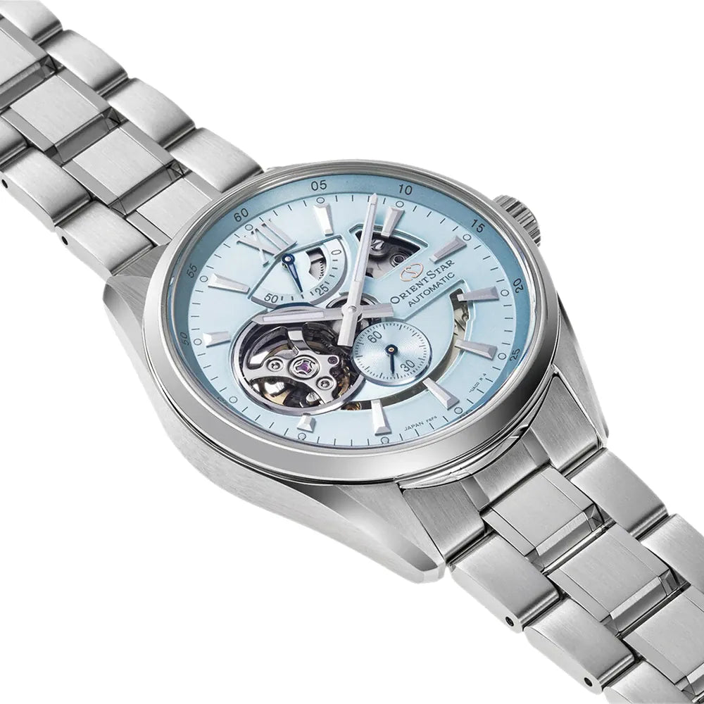 L'Orient Star Modern Skeleton Keshiki Limited Edition RE-AV0127L00B di Orient è un orologio automatico di lusso da uomo con cinturino in metallo e quadrante scheletrato azzurro, che rivela gli ingranaggi interni e un quadrante secondario a ore 6: un raffinato orologio da uomo.