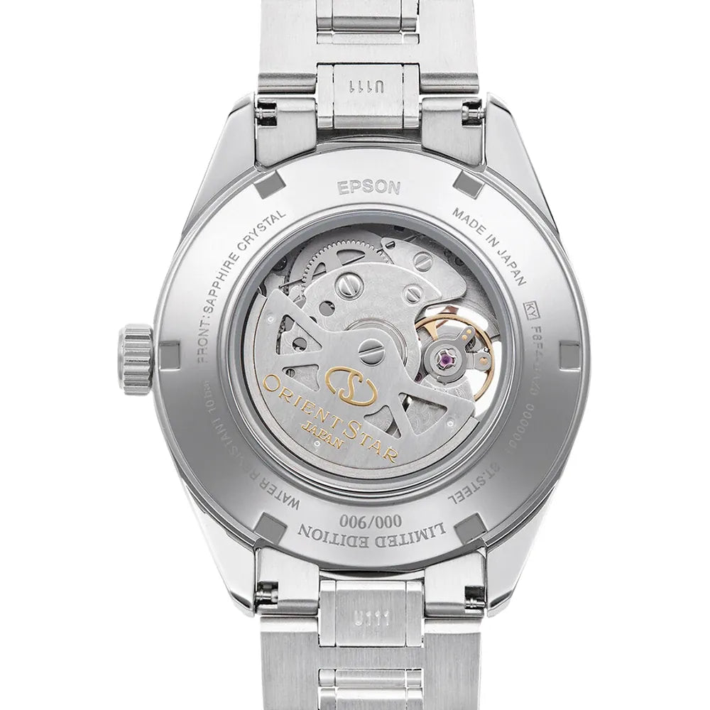 Primo piano dell'Orient Star Modern Skeleton Keshiki Limited Edition Automatic RE-AV0127L00B di Orient, con fondello trasparente che rivela l'intricato movimento, dettagli incisi e bracciale in metallo: un elegante orologio giapponese da uomo.