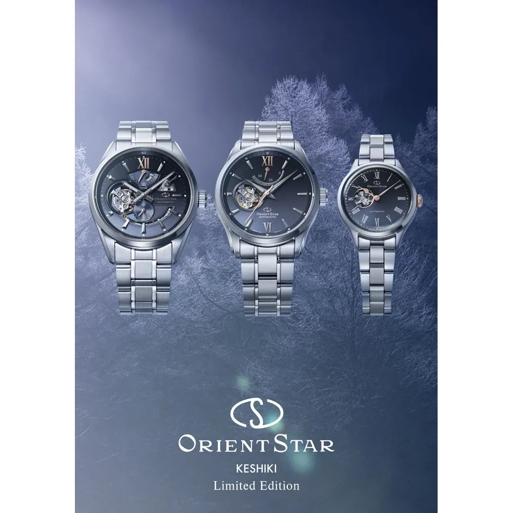Tre orologi Orient Star Modern Skeleton Keshiki Limited Edition - Orologio Automatico Uomo RE-AV0132L00B di Orient sono affiancati su uno sfondo blu con un albero ghiacciato, con il logo Orient Star e il testo in basso.