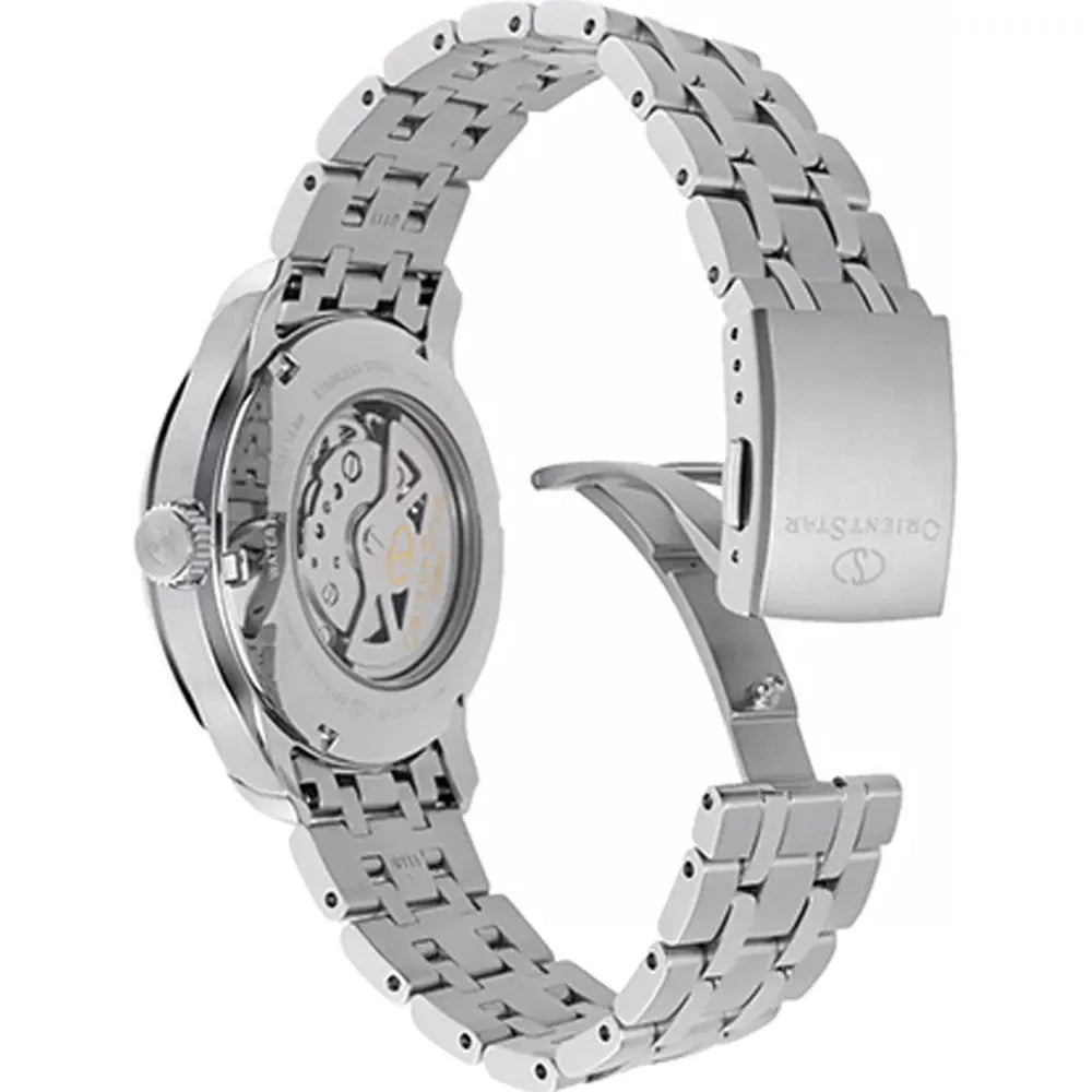 Primo piano dell'Orient Star Skeleton RE-AV0B03B00B di Orient, un orologio automatico da uomo con bracciale a maglie in metallo, chiusura e movimento visibile attraverso il fondello trasparente.