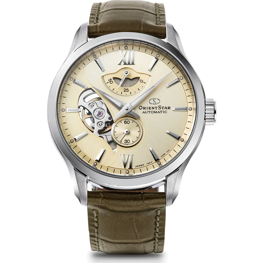L'Orient Star Skeleton Automatico RE-AV0B10G00B di Orient è un orologio automatico da uomo con quadrante beige, cassa argentata, numeri romani, design a cuore aperto, indicatore della riserva di carica, quadrante dei piccoli secondi e cinturino in pelle marrone.