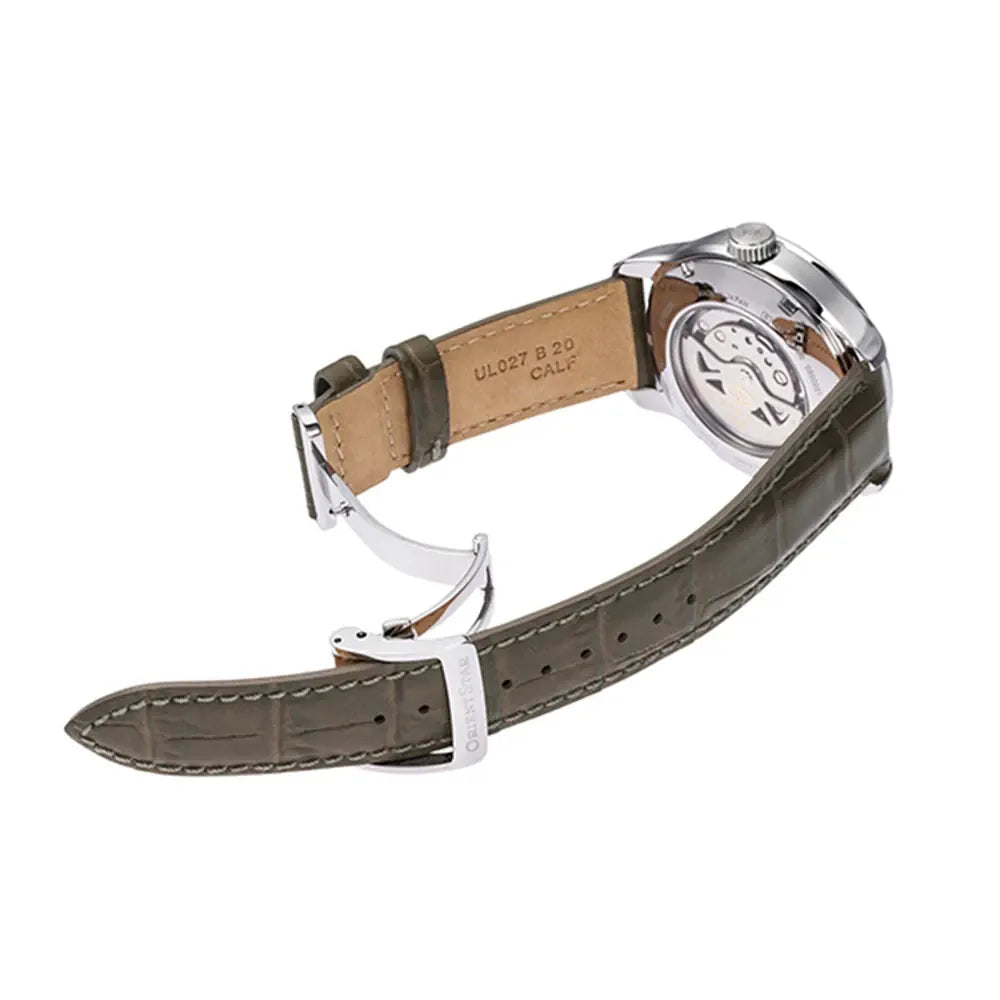 L'elegante Orient Star Skeleton Automatico RE-AV0B10G00B orologio uomo di Orient presenta una cassa argentata, un quadrante bianco e un cinturino in pelle verde oliva con rivestimento beige, perfetto per i gusti più raffinati.