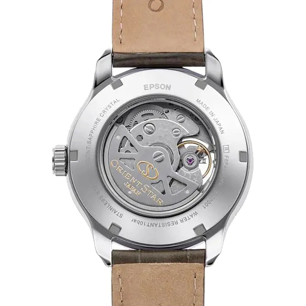 Primo piano del fondello trasparente dell'Orient Star Skeleton Automatico RE-AV0B10G00B orologio uomo di Orient, che mette in evidenza l'intricato movimento meccanico, i componenti metallici, i dettagli incisi e il cinturino in pelle marrone.