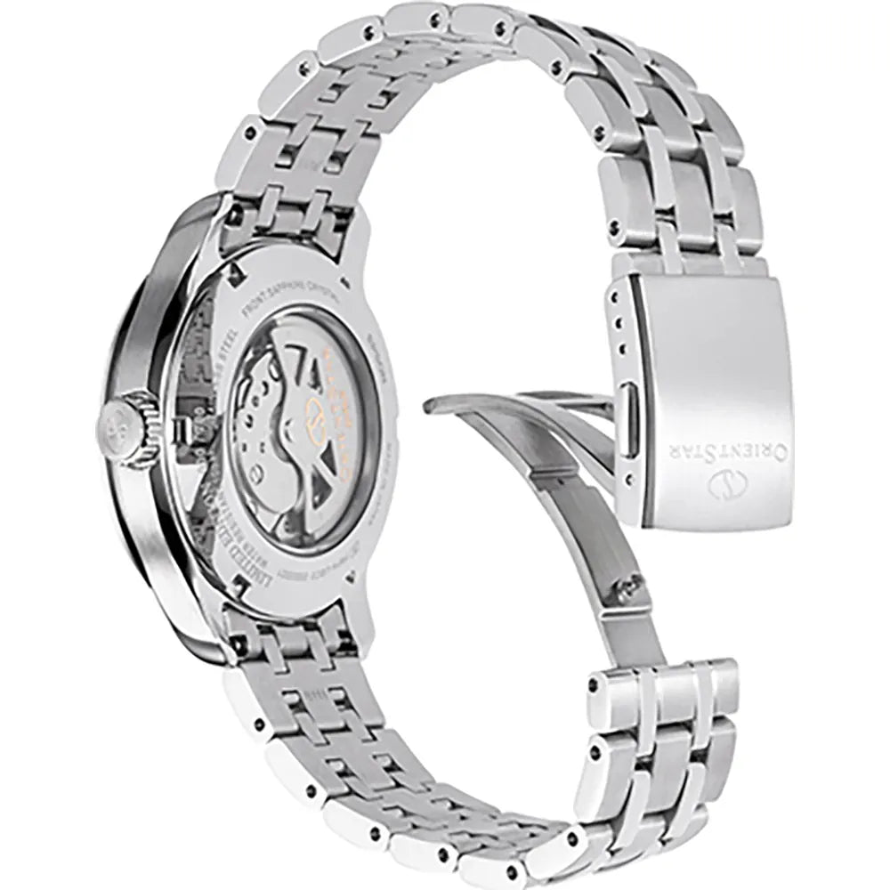 Un primo piano dell'Orient Star Skeleton Limited Edition - Orologio Automatico da Uomo RE-AV0B11E00B di Orient mette in evidenza la chiusura metallica aperta e il fondello trasparente, che mostra l'intricato movimento meccanico.
