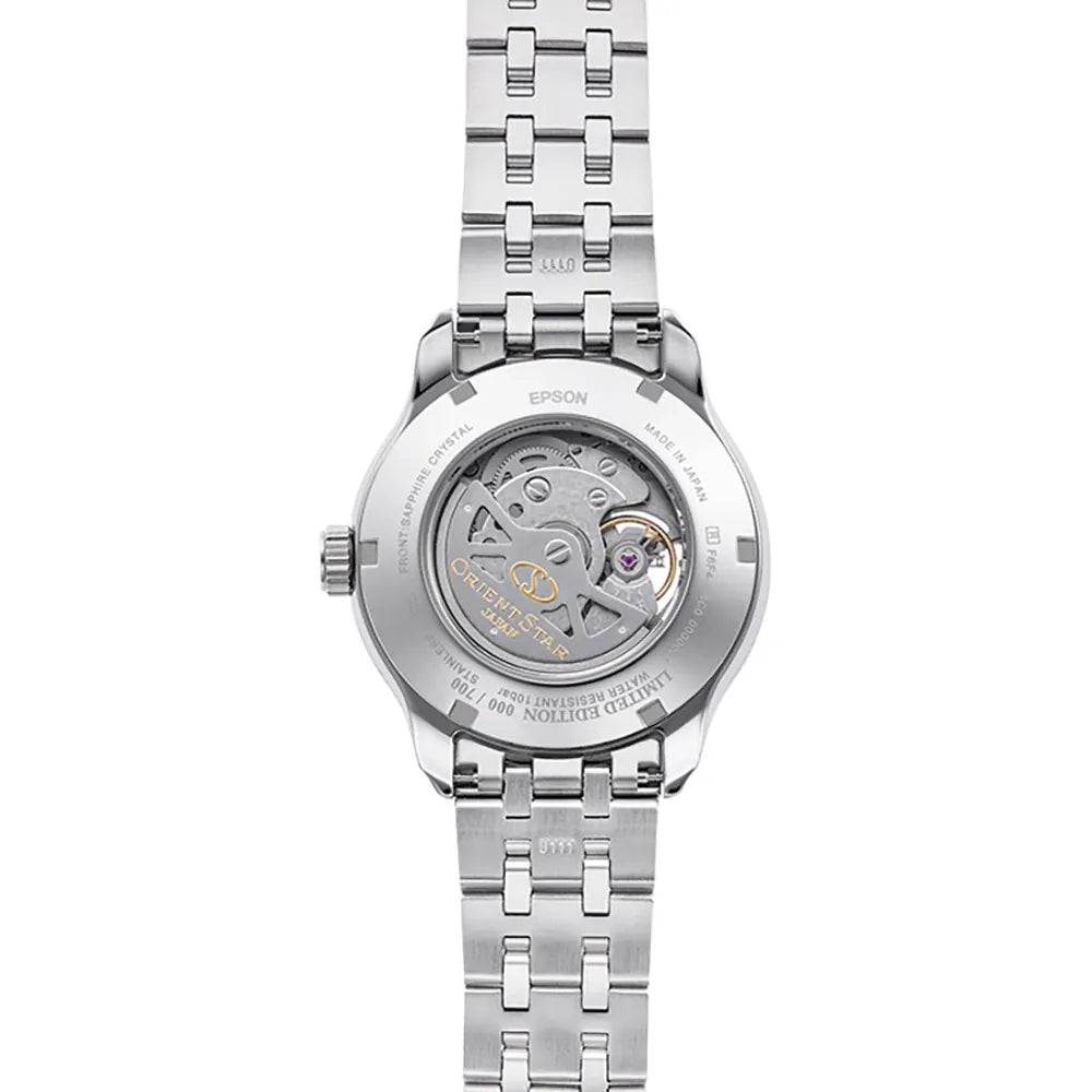 Un primo piano dell'Orient Star Skeleton Limited Edition - Orologio Automatico da Uomo RE-AV0B11E00B di Orient, che mostra il fondello trasparente con il movimento meccanico a vista e l'incisione "edizione limitata" sul bracciale in acciaio inossidabile.