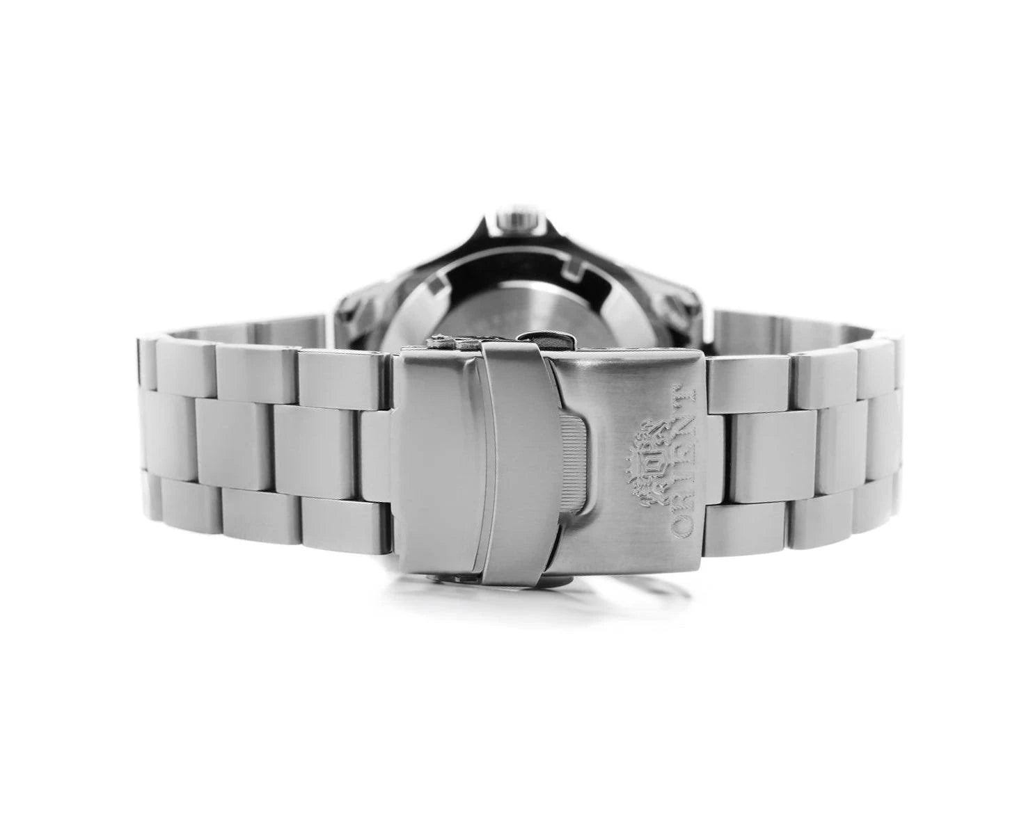 Primo piano del bracciale e della chiusura in acciaio inossidabile dell'orologio Orient Mako II Automatico FAA02001B9 di Orient, con il logo Orient inciso sulla chiusura, su sfondo bianco.