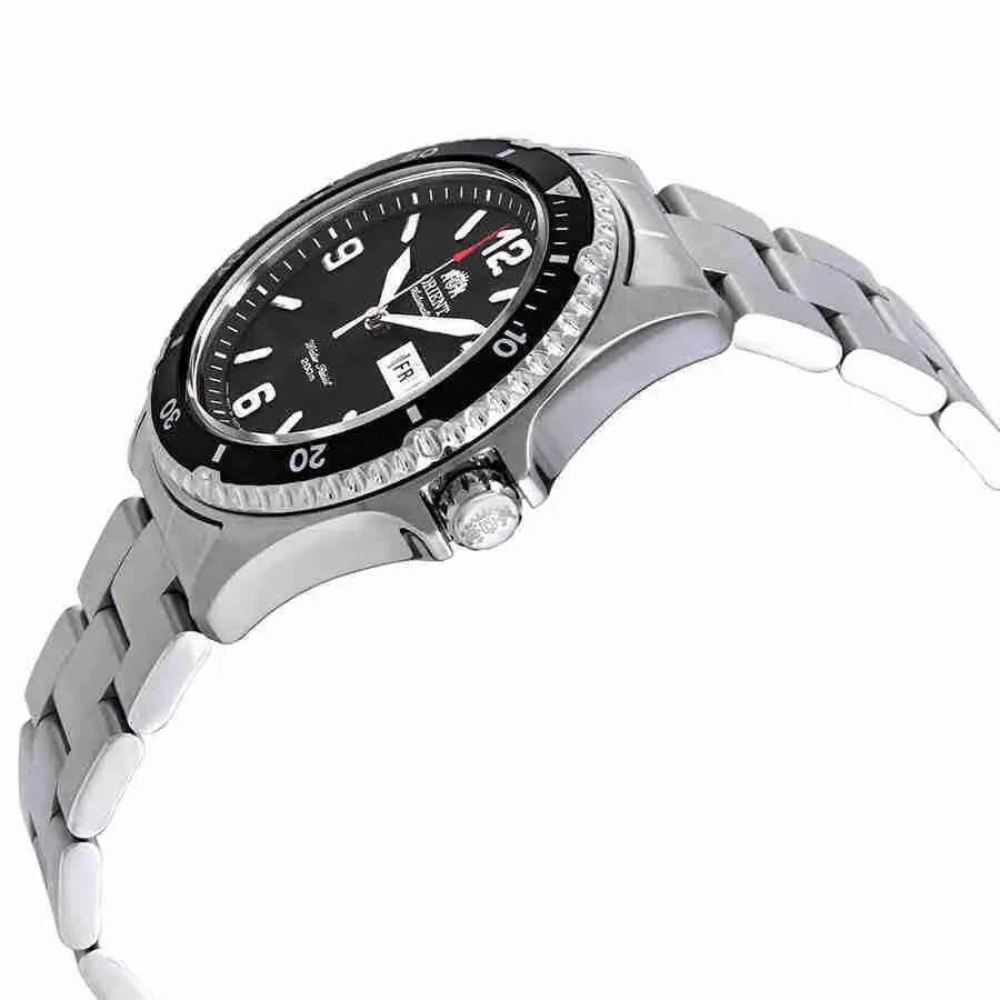 L'Orient Mako II Automatico FAA02001B9 di Orient è un orologio da polso argentato con quadrante nero, indici argentati, datario, lunetta nera con numeri bianchi, lancette luminescenti e bracciale in metallo lucido.
